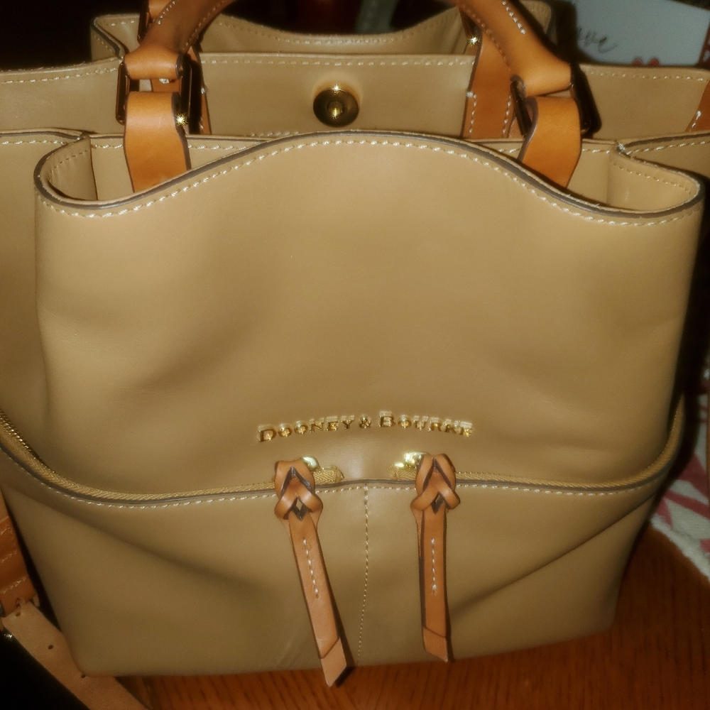 Dooney & Bourke - Picture 4 of 5